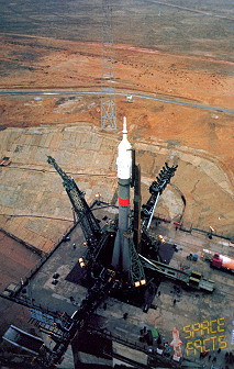 Sojus TM-2 auf der Startrampe