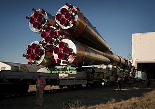 Soyuz TMA-19 rollout