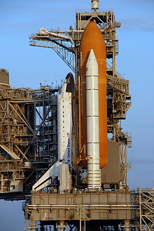 STS-118 auf dem Weg zur Startrampe