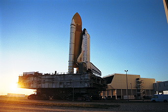 STS-89 auf dem Weg zur Startrampe