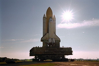 STS-90 auf dem Weg zur Startrampe