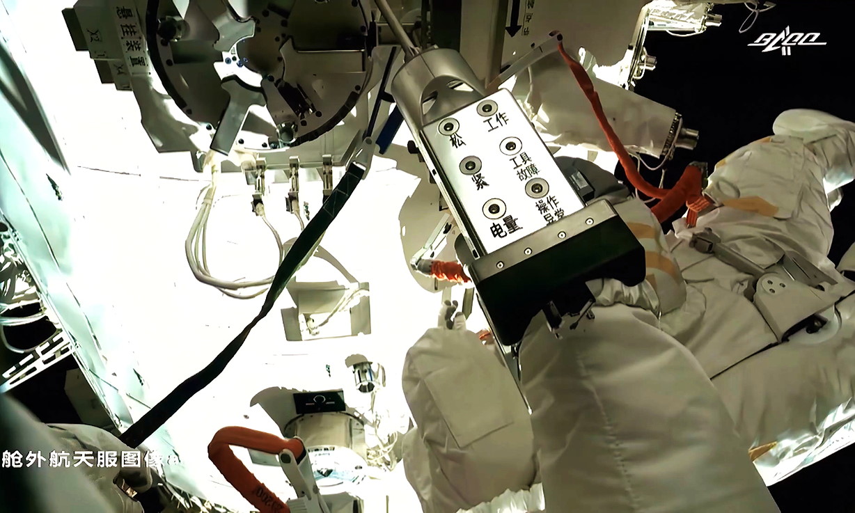 EVA Wang Yaping on November 07, 2021