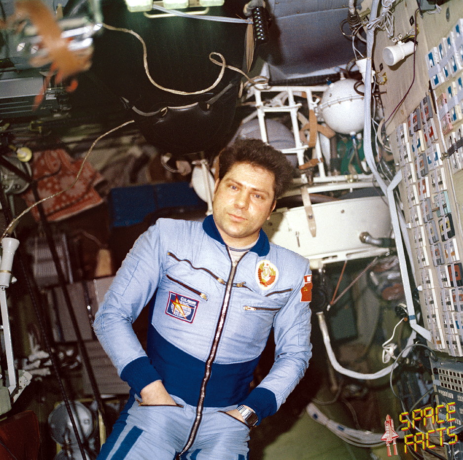 Vladimir Lyakhov next to the onboard sound library 