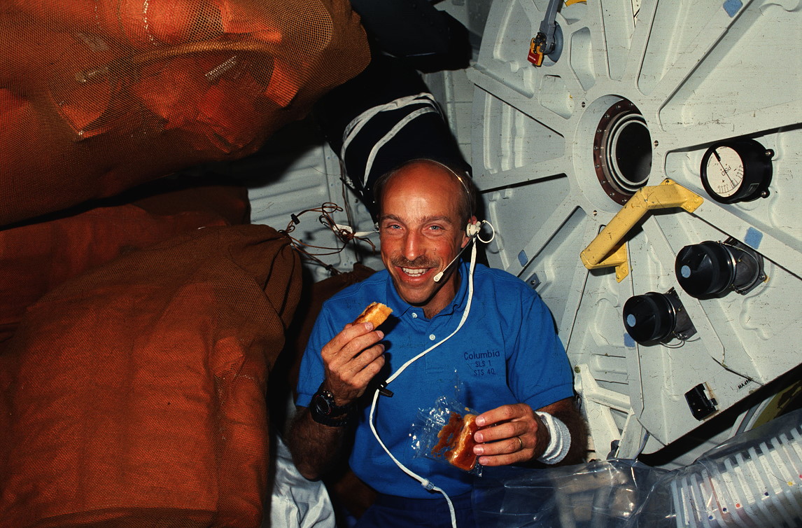 Bagian onboard Space Shuttle