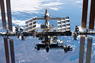SpaceX Crew-2 umfliegt die ISS