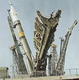 Soyuz 33 erection