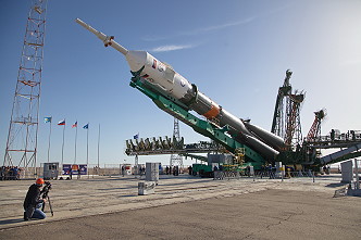 Soyuz MS-04 erection
