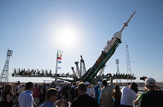 Soyuz MS-05 erection