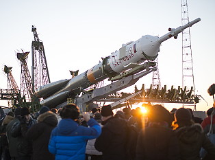 Soyuz TMA-19M erection