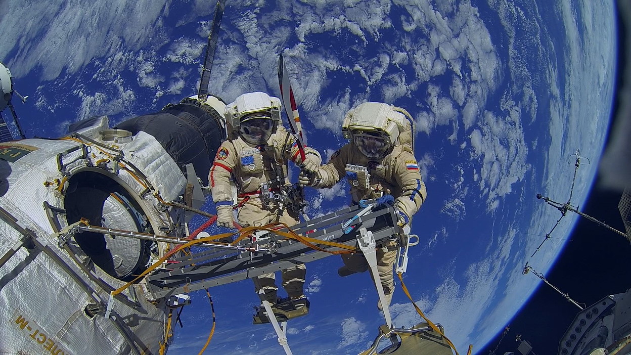EVA Kotow und Rjasanski (mit olympische Fackel)