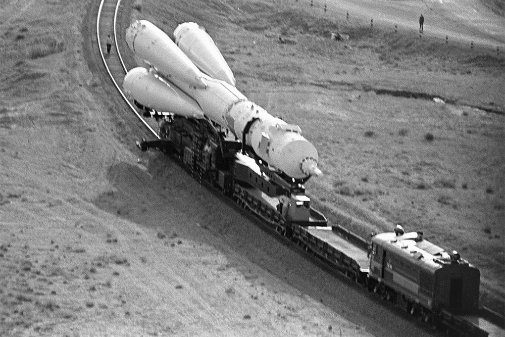 Soyuz 19 rollout