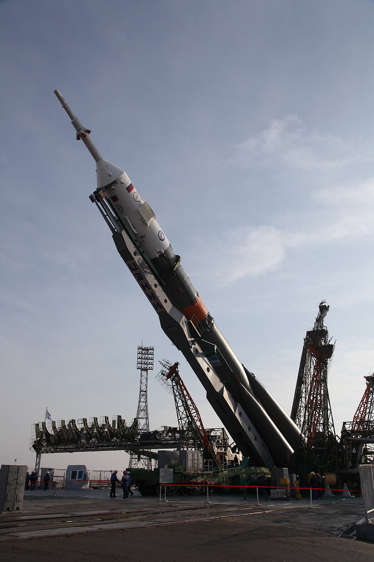 Soyuz MS-08 erection