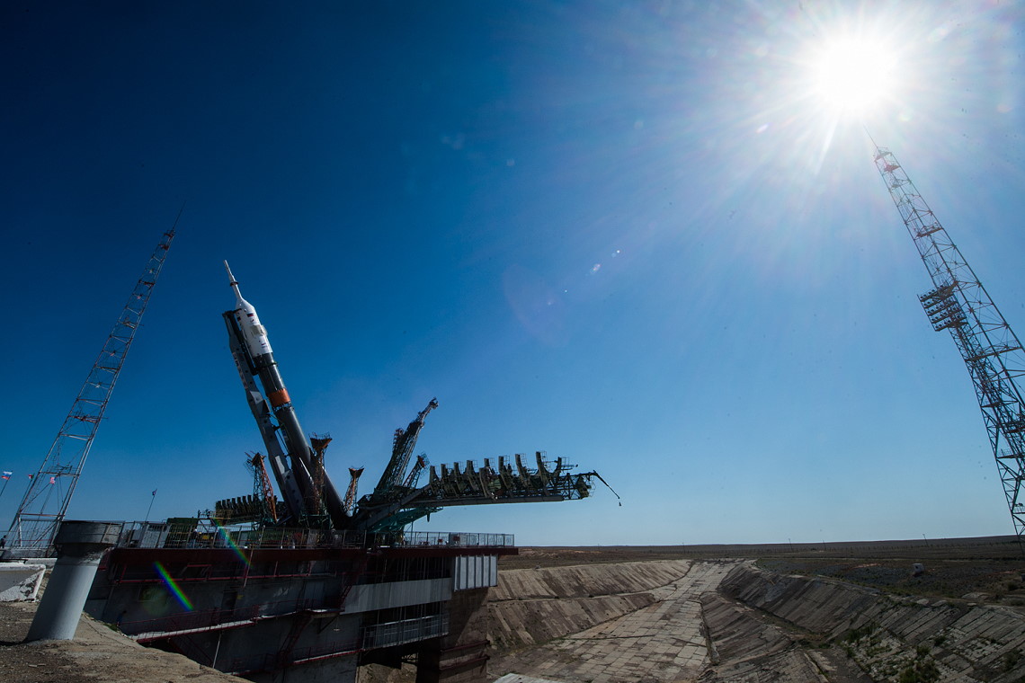 Aufrichtung von Sojus MS-13