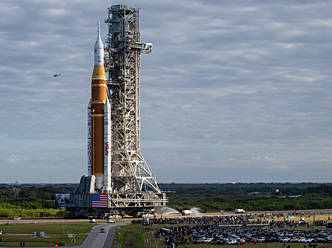 Artemis II auf dem Weg zur Startrampe