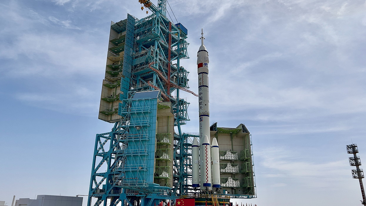 Shenzhou-18 rollout