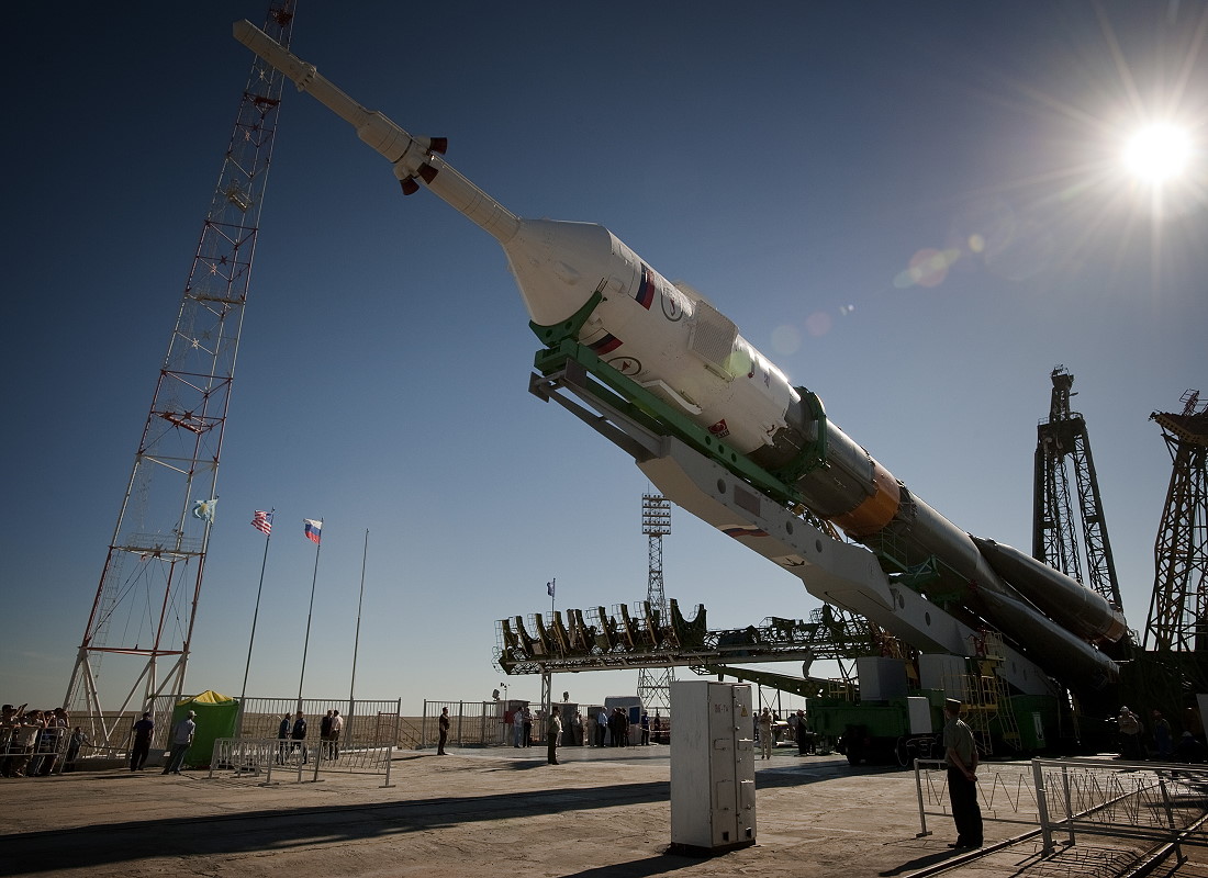 Soyuz TMA-19 erection