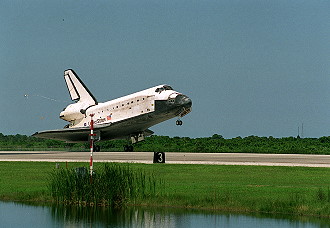 STS-105 landing