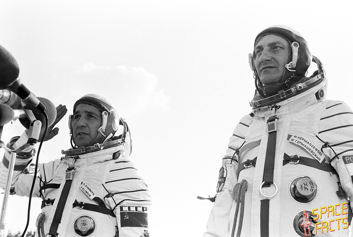 Crew Soyuz 30 walkout