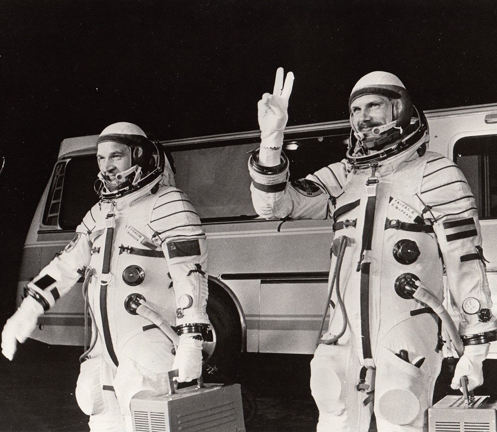 Crew Sojus 36 auf dem Weg zum Start