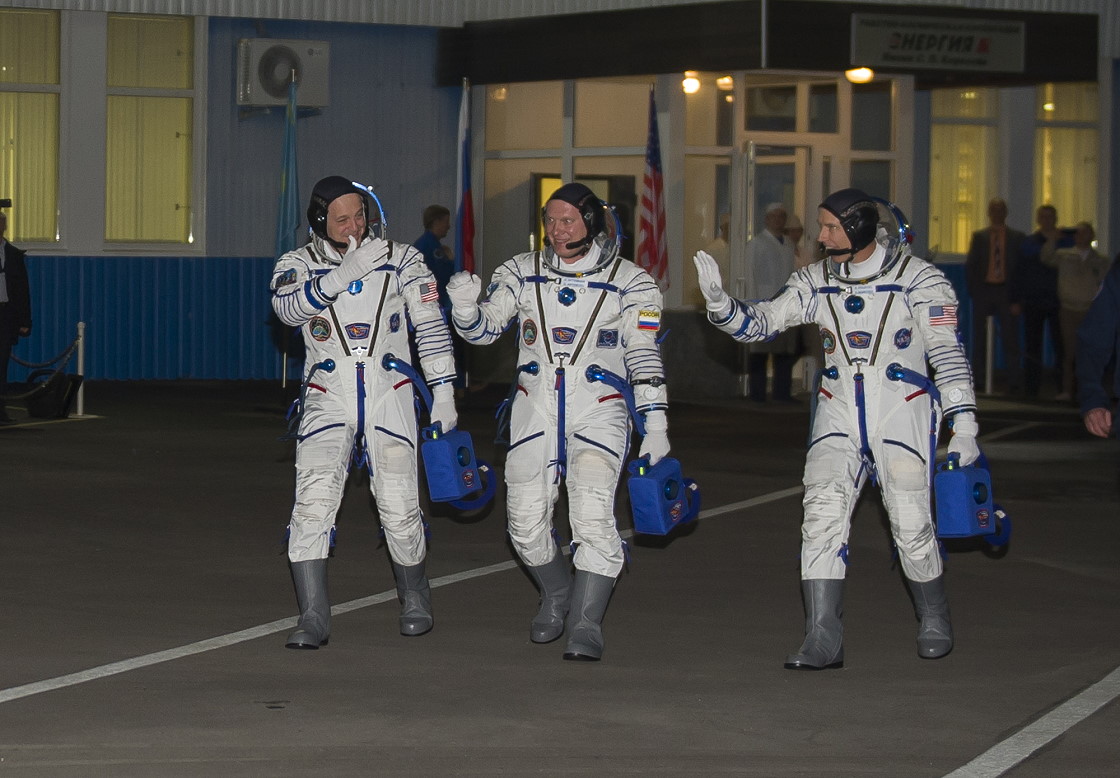 Crew Soyuz MS-08 walkout