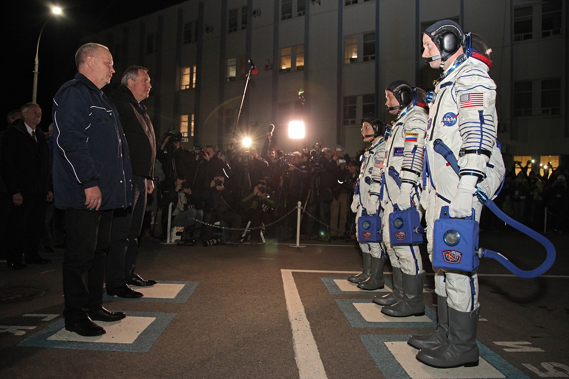 Crew Soyuz MS-12 walkout