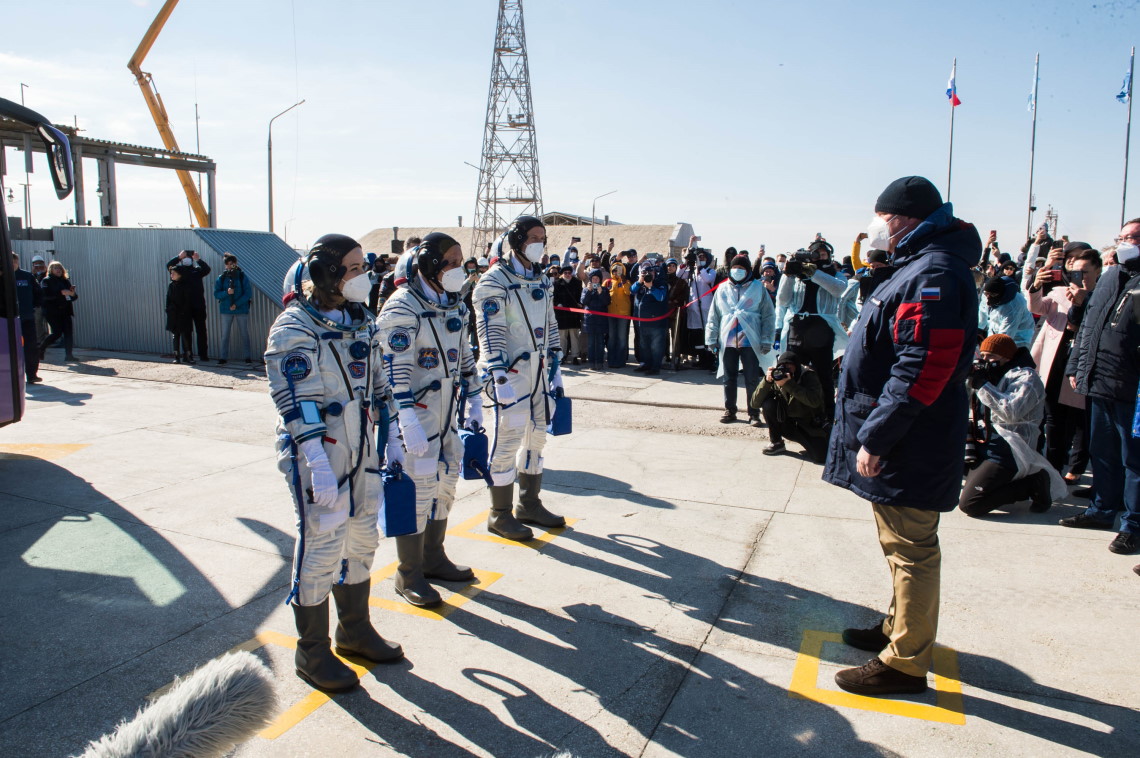 Crew Soyuz MS-19 walkout