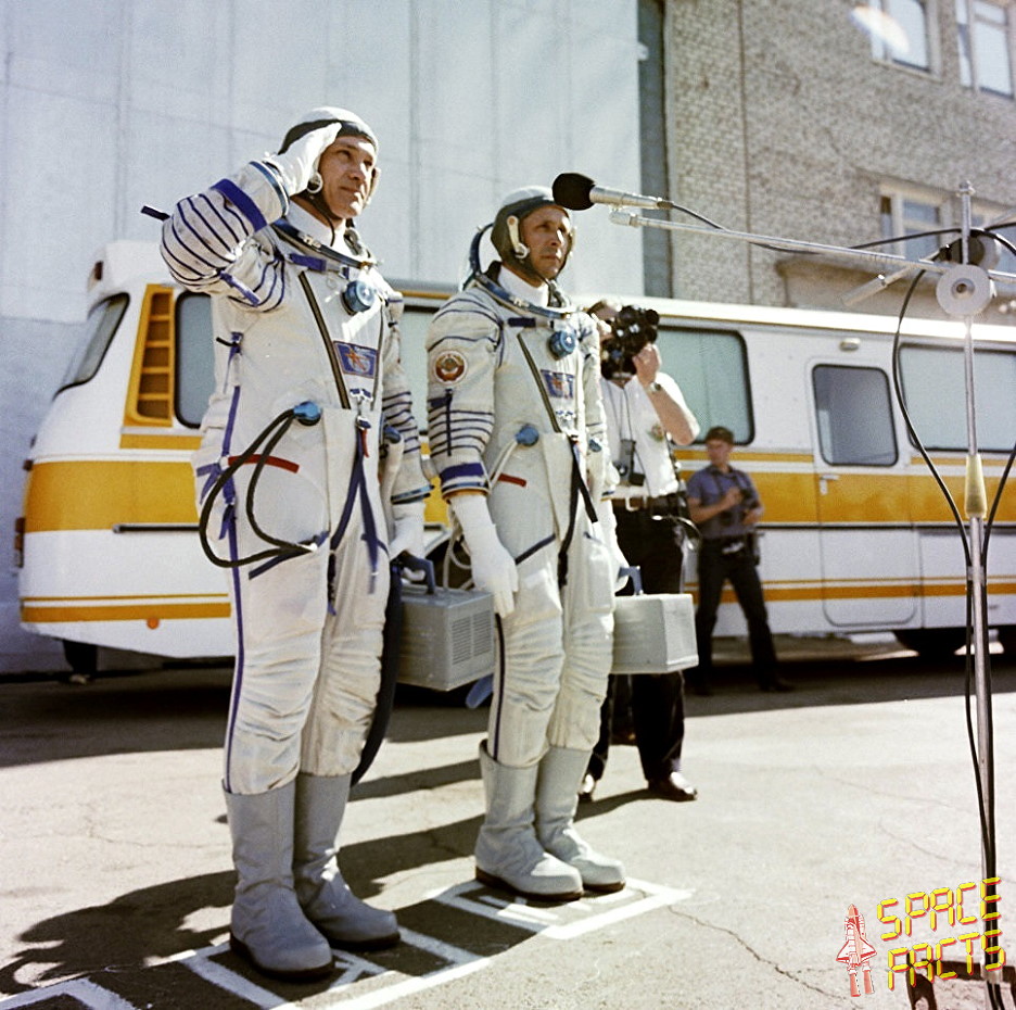 Crew Soyuz T-13 walkout