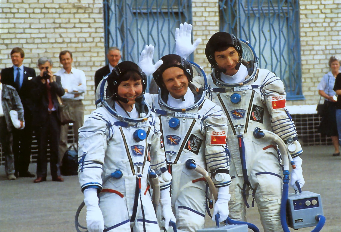 Crew Soyuz TM-12 walkout