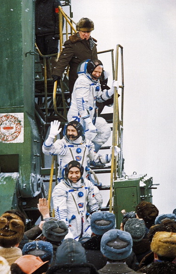 Crew Soyuz TM-18 walkout