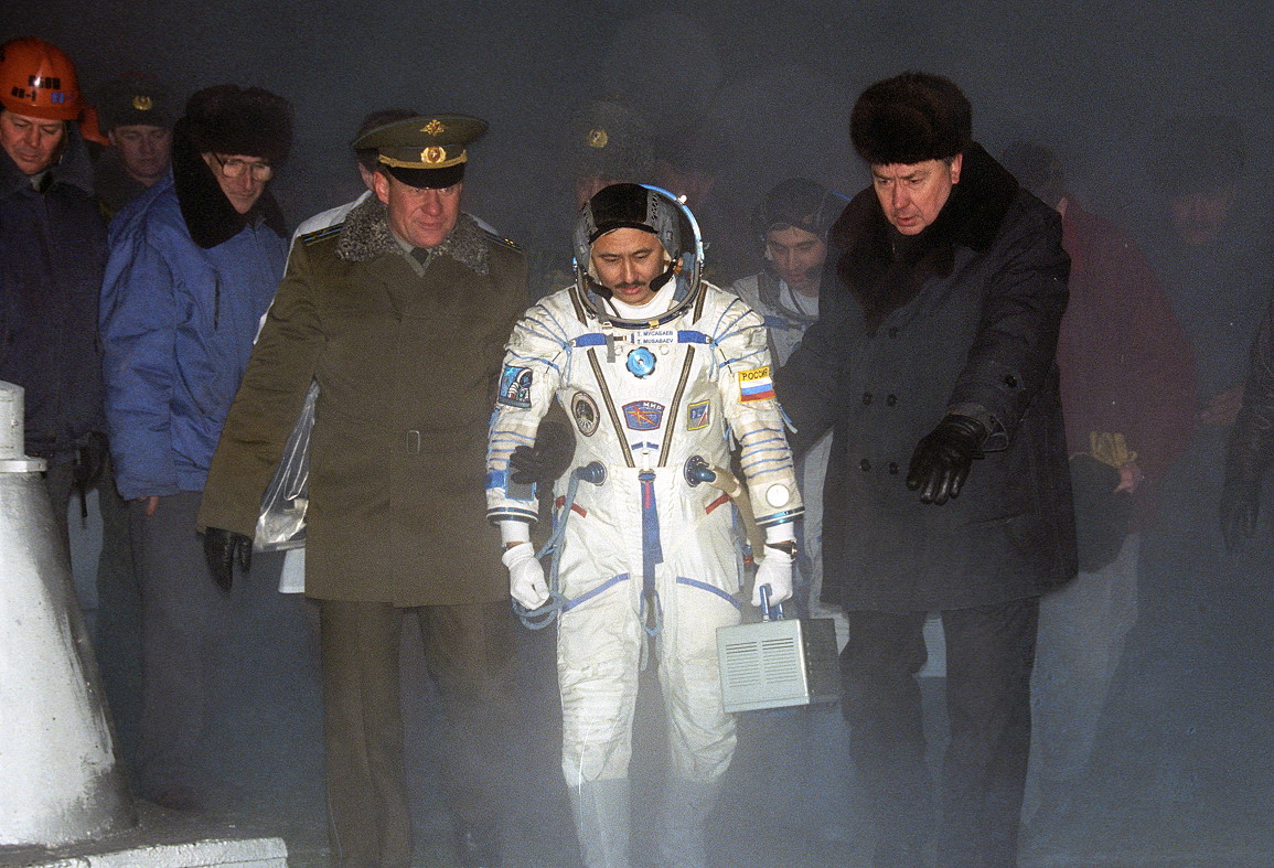 Crew Soyuz TM-27 walkout
