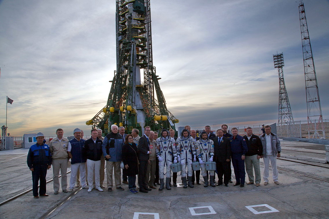 Crew Sojus TMA-18M auf dem Weg zum Start