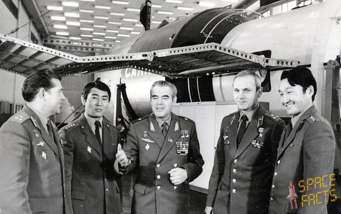 Crew Soyuz 39 (prime and backup)